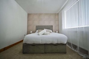 2 bedrooms, iron/ironing board, free WiFi, bed sheets - Elegant Cottage With Hot Tub (Manchester)