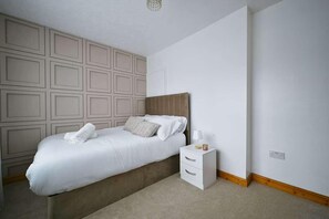 2 bedrooms, iron/ironing board, WiFi (free), bed sheets - Elegant Cottage With Hot Tub (Manchester)