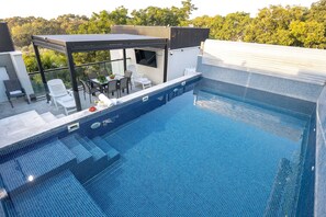 Una piscina al aire libre, una piscina climatizada