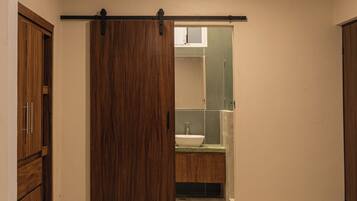 Comfort-Studiosuite, Poolblick | Badezimmer