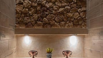 シャワー、ヘアドライヤー、タオル、石鹸