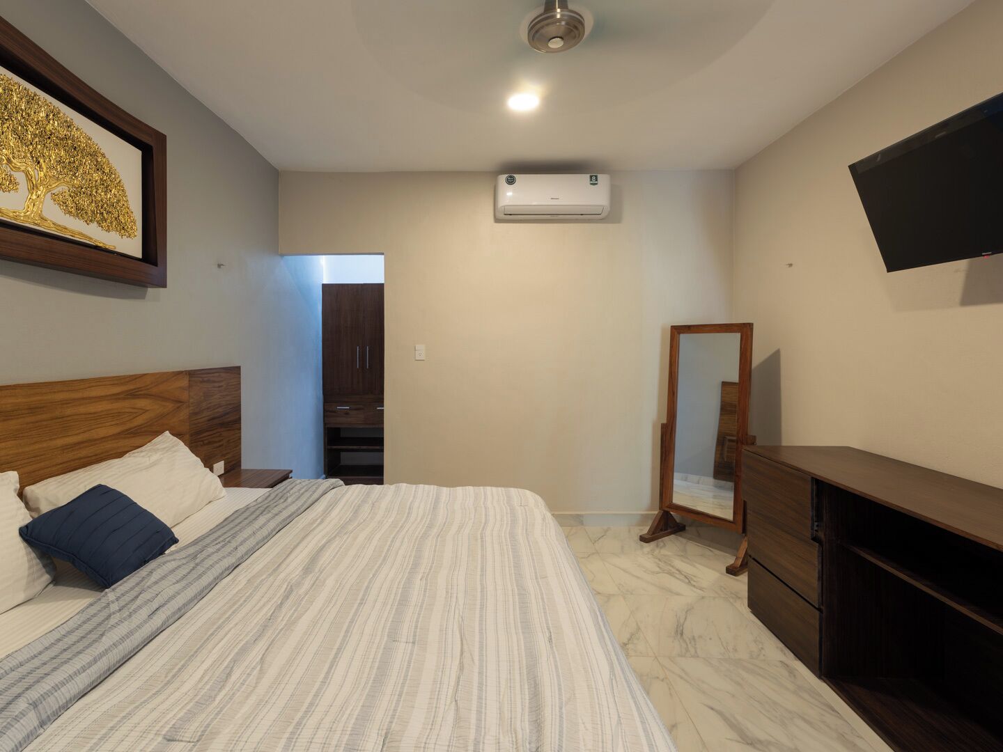 Cortinas blackout, tabla de planchar con plancha y wifi gratis 