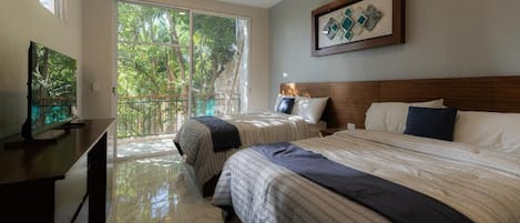 Firemannsrom – familie, bassengutsikt | Blendingsgardiner, strykejern/-brett og wi-fi (inkludert)