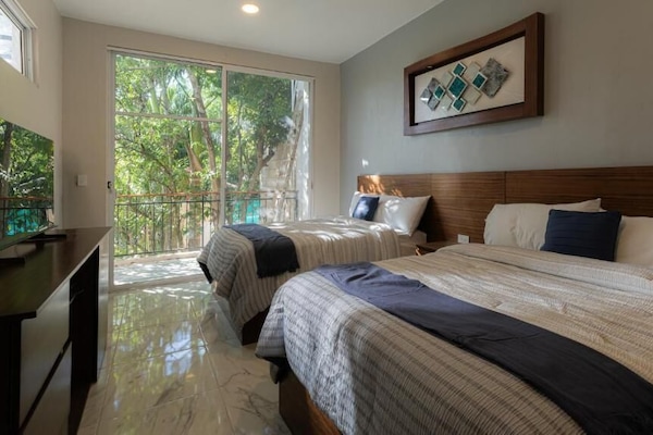 Habitación cuádruple familiar, vista a la alberca | Cortinas blackout, tabla de planchar con plancha y wifi gratis