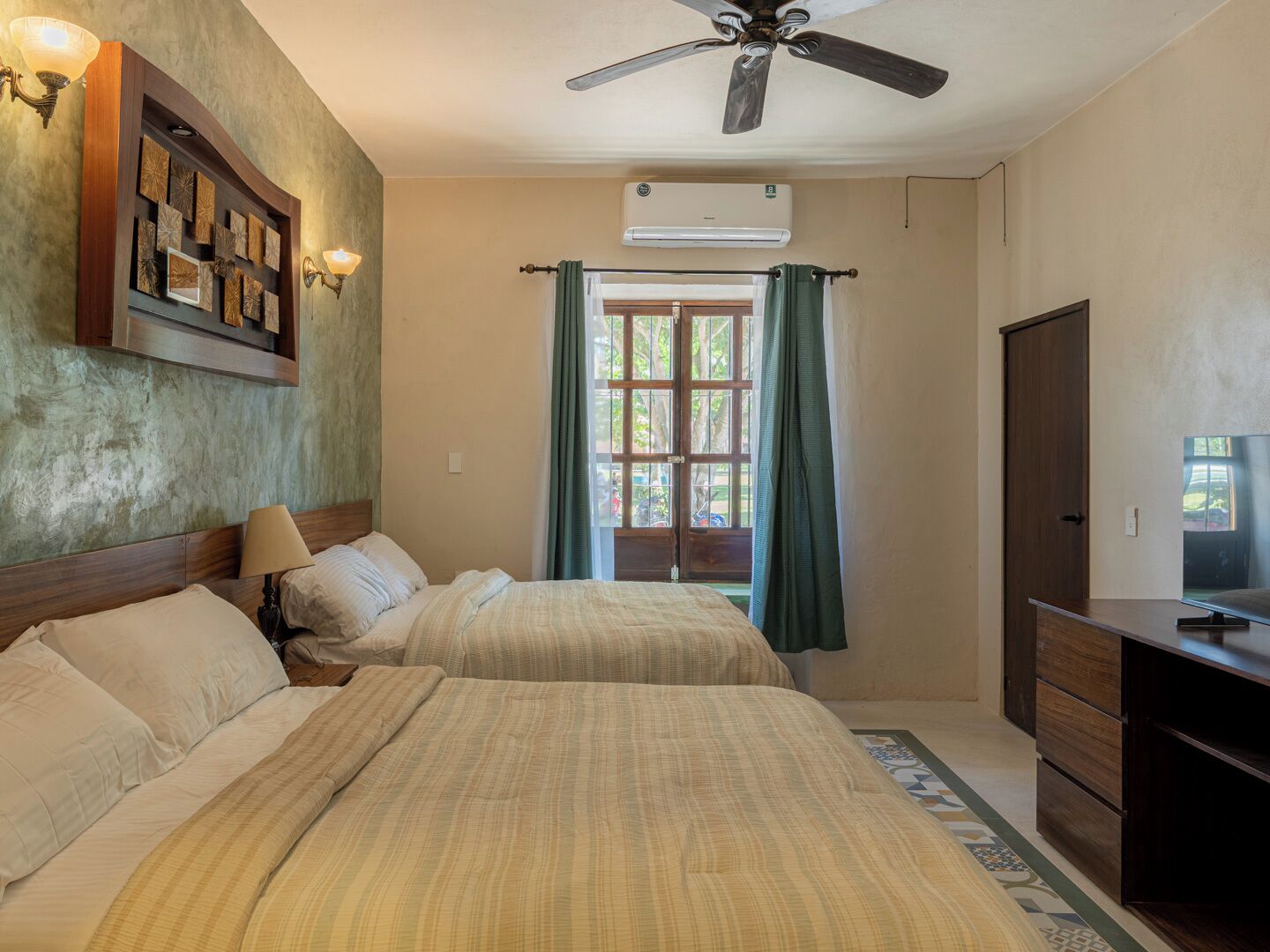 Cortinas blackout, tabla de planchar con plancha y wifi gratis 