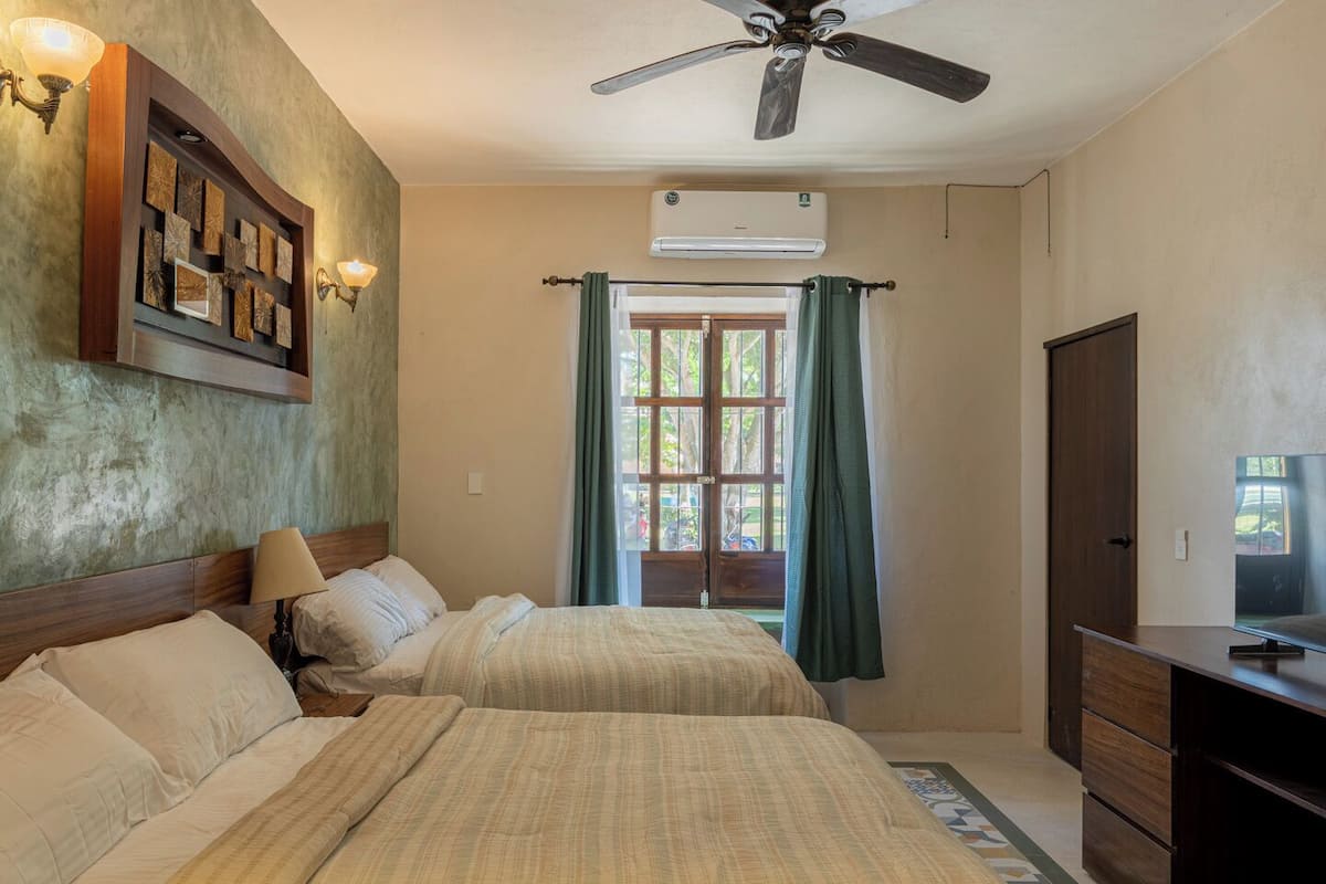 Cortinas blackout, tabla de planchar con plancha y wifi gratis