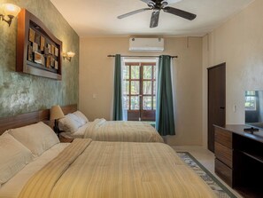 Cortinas blackout, tabla de planchar con plancha y wifi gratis 