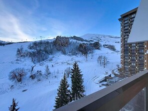 Property grounds - 200m from resort center, 9th floor, view ski slopes, swimming pool, balcony, tv, ski locker, 22m² (Le Corbier)