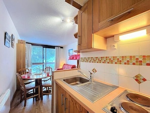 Coffee/tea maker, fridge, microwave, dishwasher - 200m from resort center, 9th floor, view ski slopes, swimming pool, balcony, tv, ski locker, 22m² (Le Corbier)
