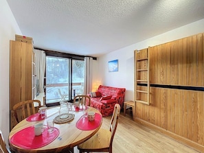 Living area - 200m from resort center, 9th floor, view ski slopes, swimming pool, balcony, tv, ski locker, 22m² (Le Corbier)