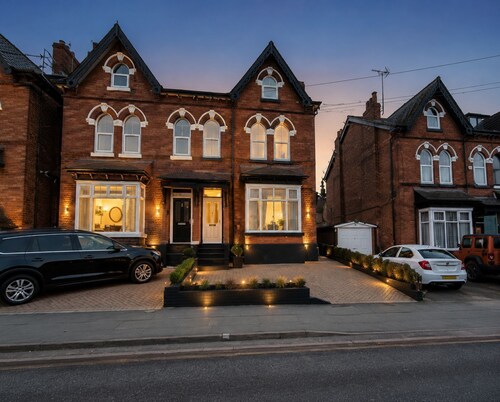Stay in this lovely home, perfect for large families & groups for a comfortable and convenient visit by SHM Stays Group. The space is bright, welcoming, and ideal for both short and longer stays. Close to local shops, transport links, and amenities.