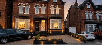 Stay in this lovely home, perfect for large families & groups for a comfortable and convenient visit by SHM Stays Group. The space is bright, welcoming, and ideal for both short and longer stays. Close to local shops, transport links, and amenities.