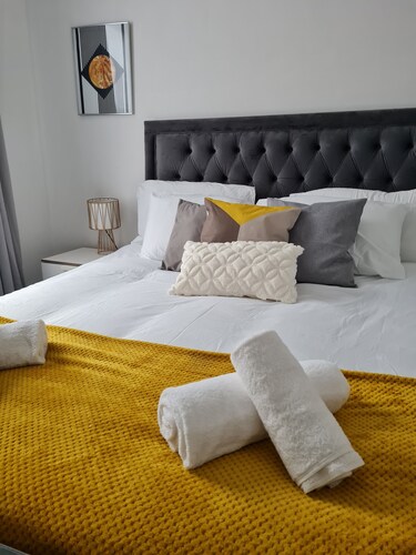 Stay in this lovely home, perfect for large families & groups for a comfortable and convenient visit by SHM Stays Group. The space is bright, welcoming, and ideal for both short and longer stays. Close to local shops, transport links, and amenities.