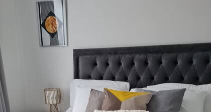 Stay in this lovely home, perfect for large families & groups for a comfortable and convenient visit by SHM Stays Group. The space is bright, welcoming, and ideal for both short and longer stays. Close to local shops, transport links, and amenities.