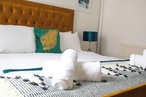 7 bedrooms, iron/ironing board, free WiFi, bed sheets - Stay in this lovely home, perfect for large families & groups for a comfortable and convenient visit by SHM Stays Group. The space is bright, welcoming, and ideal for both short and longer stays. Close to local shops, transport links, and amenities. (Acocks Green)
