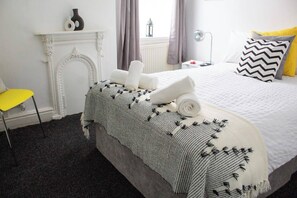 7 bedrooms, iron/ironing board, free WiFi, bed sheets - Stay in this lovely home, perfect for large families & groups for a comfortable and convenient visit by SHM Stays Group. The space is bright, welcoming, and ideal for both short and longer stays. Close to local shops, transport links, and amenities. (Acocks Green)