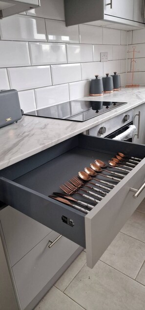 Kühlschrank, Mikrowelle, Ofen, Herdplatte