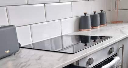 Beautiful Property 15 min drive to City, 5 mins M1 by SHM Stays Detached Property with large Parking Drive for Contractors and families.