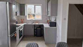 Een koelkast, een magnetron, een oven, een kookplaat