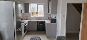 Een koelkast, een magnetron, een oven, een kookplaat