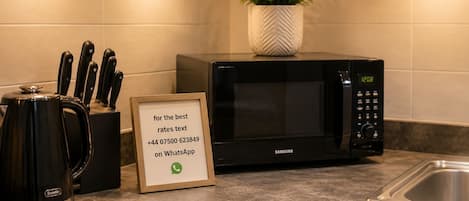 Réfrigérateur, micro-ondes, four, plaque de cuisson