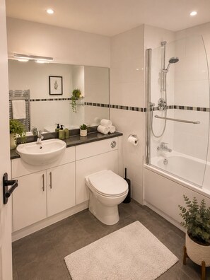 Ein modernes Badezimmer mit Waschbecken, Toilette und Dusche.