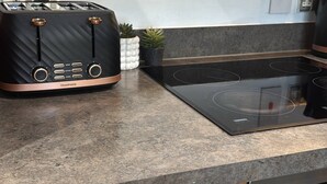 Refrigerador, microondas, horno y parrilla de estufa 