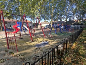 Children’s area - No.8 Luxury Stays l4 min walk City links|Park|Canal perfect for Contractors, Families, and Groups (Greater London)