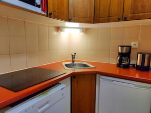 Wasserkocher mit Kaffee-/Teezubehör, Geschirrspüler, Toaster