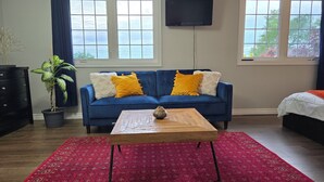 TV - Lakeview, Warm and Inviting, Family Home (Keswick)