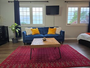 TV - Lakeview, Warm and Inviting, Family Home (Keswick)