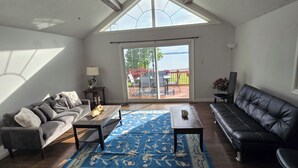 TV - Lakeview, Warm and Inviting, Family Home (Keswick)