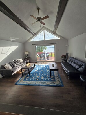 TV - Lakeview, Warm and Inviting, Family Home (Keswick)