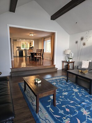 TV - Lakeview, Warm and Inviting, Family Home (Keswick)