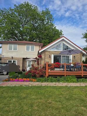 Exterior - Lakeview, Warm and Inviting, Family Home (Keswick)