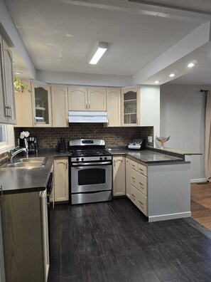 Private kitchen - Lakeview, Warm and Inviting, Family Home (Keswick)
