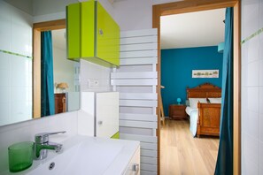 1 slaapkamer, een strijkplank/strijkijzer, gratis wifi, beddengoed
