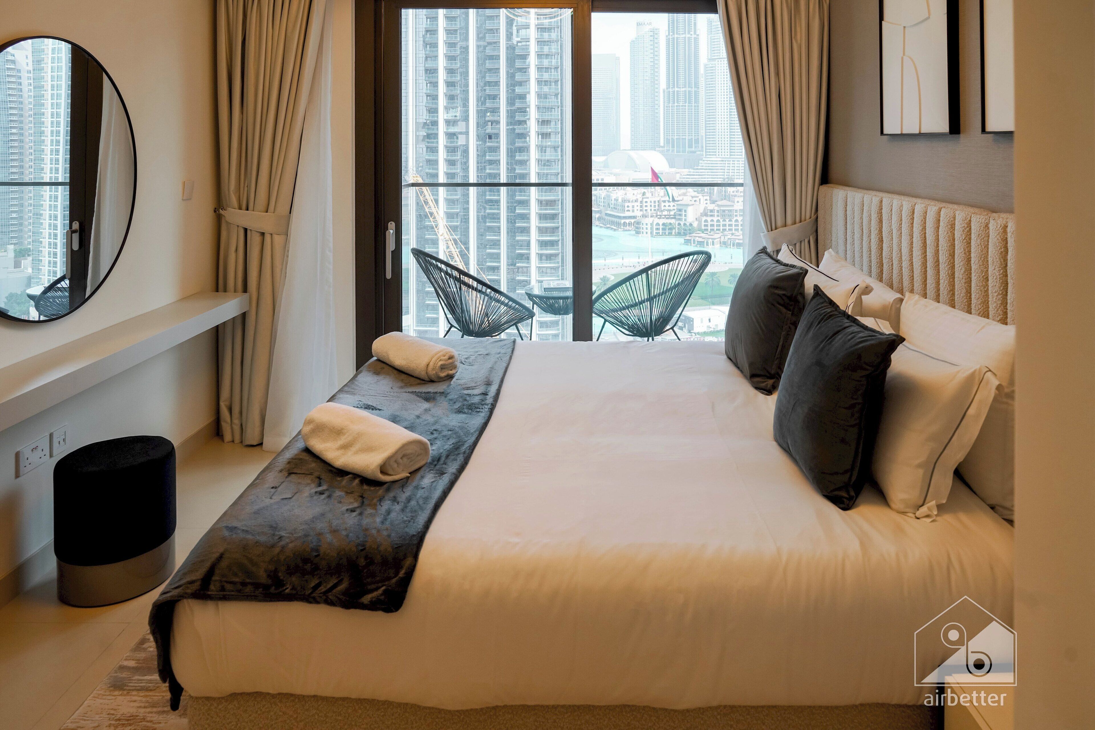 Escritorio, tabla de planchar con plancha, Internet y ropa de cama