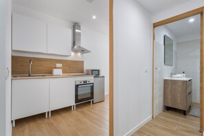 Frigorífico, microondas, horno y placa de cocina