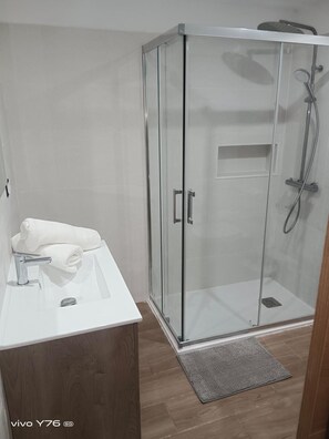 Een douche, handdoeken