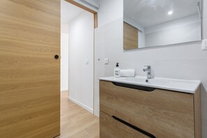 Shower, towels - Sunny Apartment, 3 Bedrooms, Breakfast Included (Thu, Fri, Sat, Sun) (Icod de los Vinos)