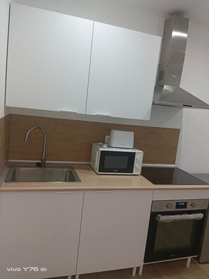 Fridge, microwave, oven, stovetop - Sunny Apartment, 3 Bedrooms, Breakfast Included (Thu, Fri, Sat, Sun) (Icod de los Vinos)