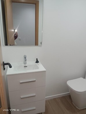Shower, towels - Sunny Apartment, 3 Bedrooms, Breakfast Included (Thu, Fri, Sat, Sun) (Icod de los Vinos)
