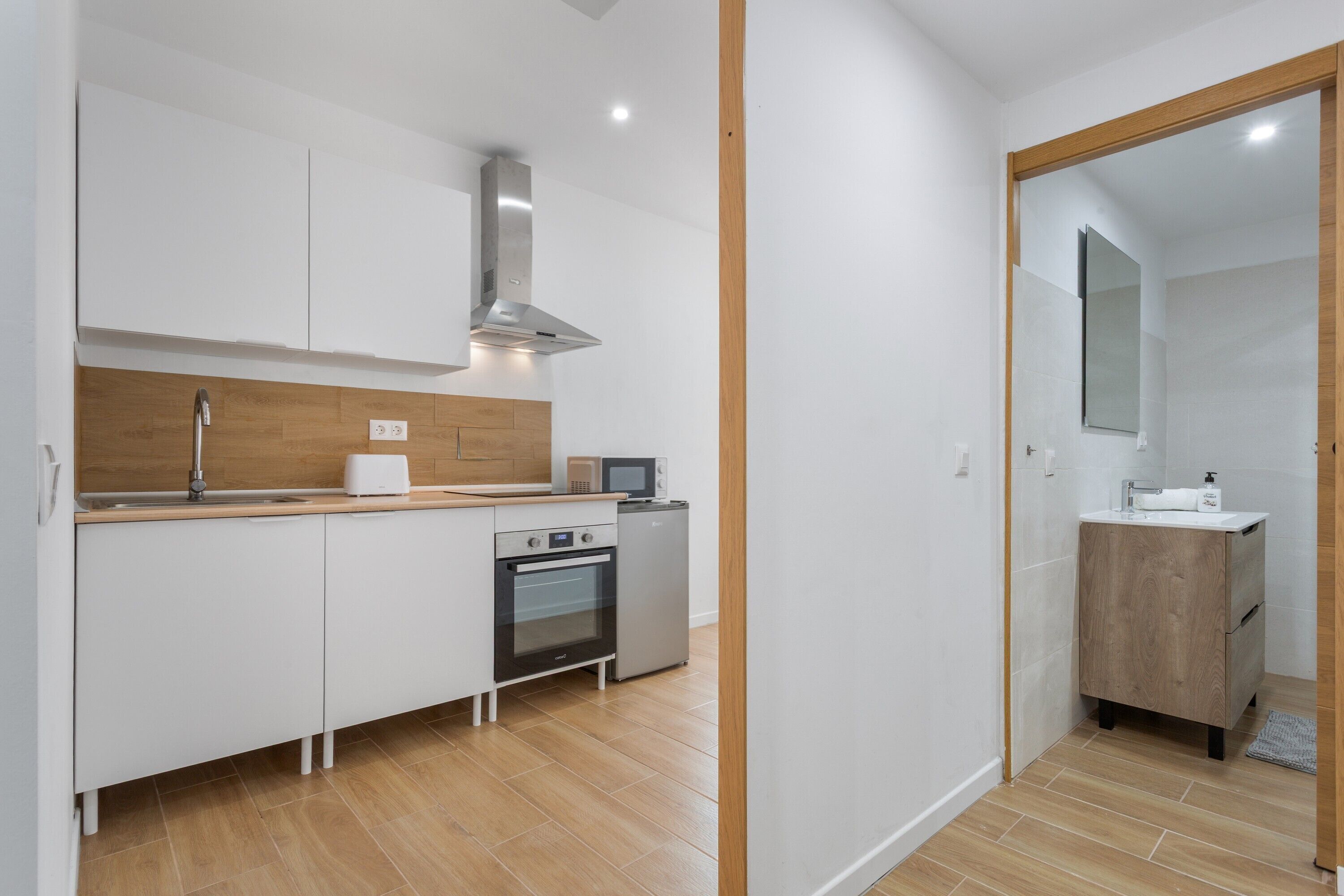 Frigorífico, microondas, horno y placa de cocina