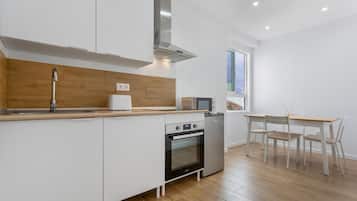 Frigorífico, microondas, horno y placa de cocina