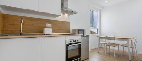 冷蔵庫、電子レンジ、オーブン、コンロ