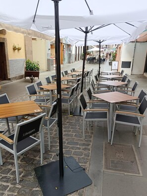 Outdoor dining - Sunny Apartment, 3 Bedrooms, Breakfast Included (Thu, Fri, Sat, Sun) (Icod de los Vinos)