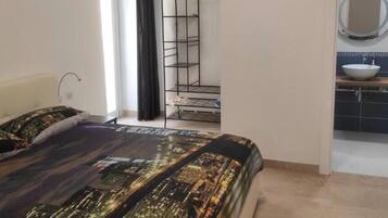 Comfort-Dreibettzimmer, Balkon, Blick auf den Innenhof | Daunenbettdecken, Betten mit Memory-Foam-Matratzen, Schreibtisch
