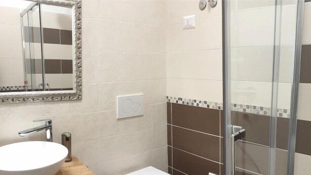 Comfort Twin Room, City View | Bathroom | Shower, rainfall showerhead, free toiletries, hair dryer - Archubintu B&B (Sassari)