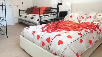 Comfort-Zweibettzimmer, Stadtblick | Daunenbettdecken, Betten mit Memory-Foam-Matratzen, Schreibtisch